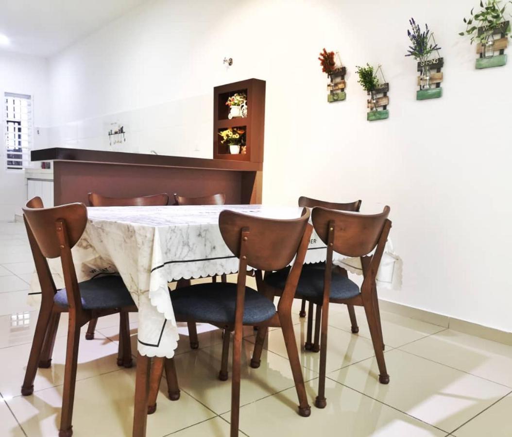 Holiday Homestay 세렘반 외부 사진